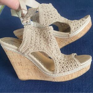 Cute summer wedge sandals, nearly new/excellent cond ~
